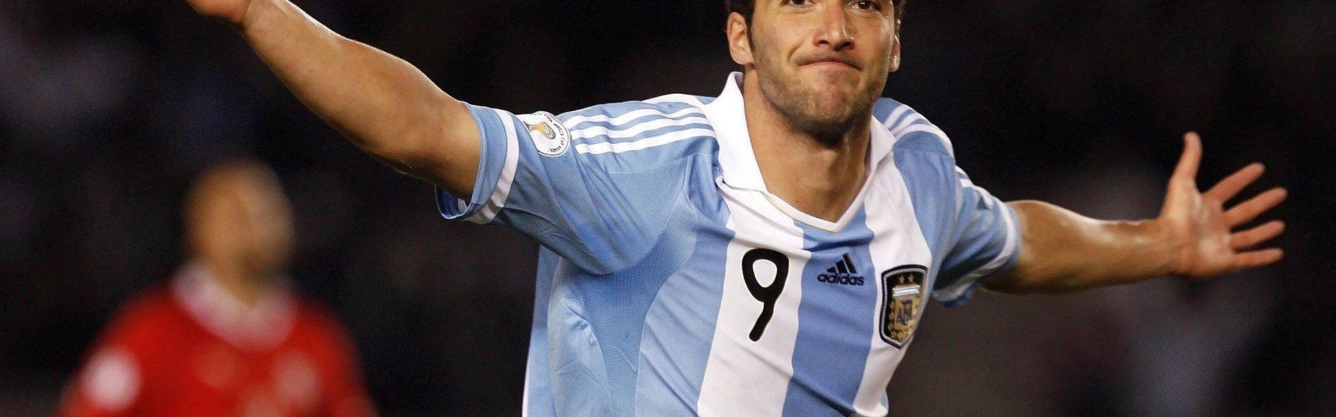 TK体育直播-火箭队与湖人激战姚明表现抢眼瞬间回顾